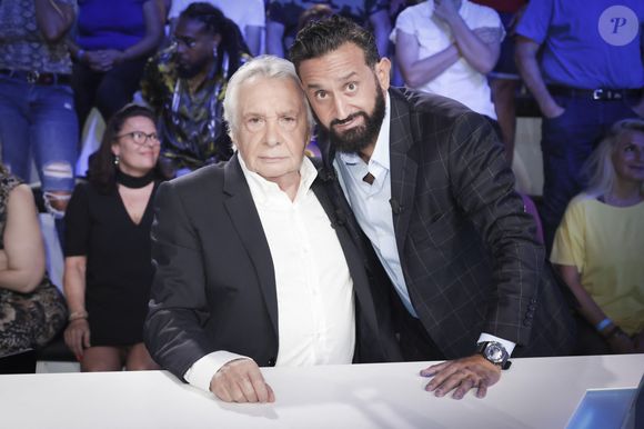 Exclusif - Michel Sardou, Cyril Hanouna sur le plateau de l'émission Touche pas à mon poste (TPMP) présentée en direct par C.Hanouna et diffusée sur C8 le 29 août 2022.

© Jack Tribeca / Bestimage