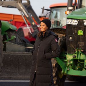 Karine Le Marchand soutient les agriculteurs sur le barrage de l'Autoroute A4 à hauteur de Jossigny en Seine et Marne le 29 Janvier 2024. 
© Jeremy Melloul - Pierre Perusseau / Bestimage