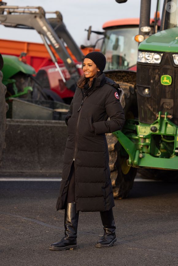Karine Le Marchand soutient les agriculteurs sur le barrage de l'Autoroute A4 à hauteur de Jossigny en Seine et Marne le 29 Janvier 2024. 
© Jeremy Melloul - Pierre Perusseau / Bestimage