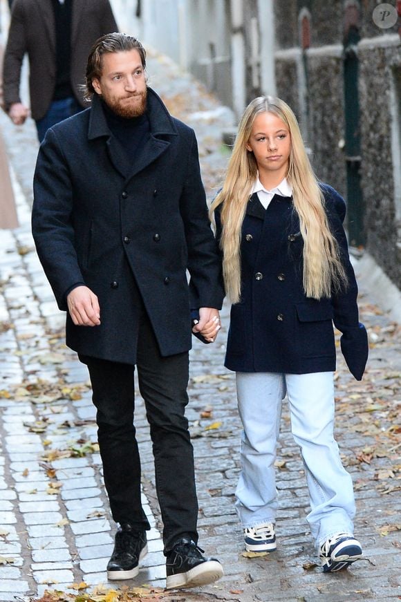 Jean Sarkozy, Giulia Sarkozy - Le clan Sarkozy à la sortie du domicile de Nicolas Sarkozy domicile parisien avant son incarcération à la prison de La Santé à Paris, France, le 21 octobre 2025. Bestimage