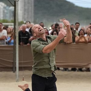 Le Prince de Galles participe à un match de volley-ball avec des joueurs de l'Institut Levante, une école locale de beach-volley, sur la plage de Copacabana à Rio de Janeiro, au premier jour de sa visite au Brésil pour la remise annuelle du prix Earthshot, le lundi 3 novembre 2025. Photo by Aaron Chown/PA Wire/ABACAPRESS.COM