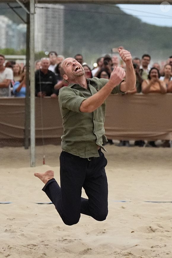 Le Prince de Galles participe à un match de volley-ball avec des joueurs de l'Institut Levante, une école locale de beach-volley, sur la plage de Copacabana à Rio de Janeiro, au premier jour de sa visite au Brésil pour la remise annuelle du prix Earthshot, le lundi 3 novembre 2025. Photo by Aaron Chown/PA Wire/ABACAPRESS.COM
