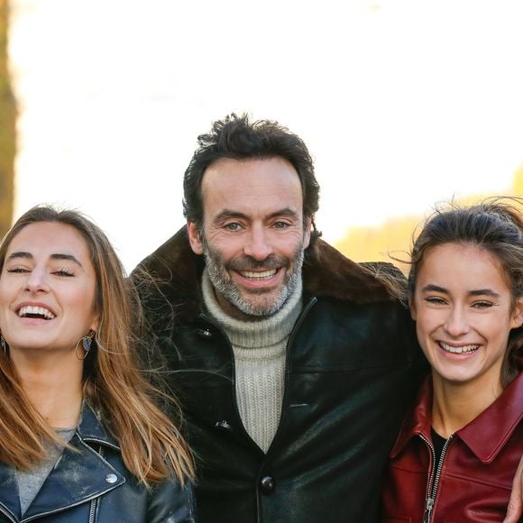 Son fils Anthony Delon a pu profiter d'un moment privilégié avec sa fille Liv au sein du domaine.


Exclusif - Prix Spécial - No Web No Blog - Rendez-vous avec Anthony Delon et ses filles Loup et Liv sur les Champs-Elysées à Paris, France, le 26 novembre 2017. © Philippe Doignon/Bestimage