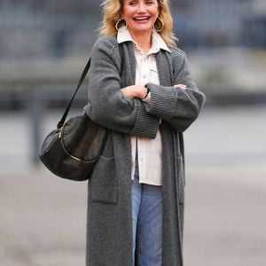 Le pantalon droit allonge la jambe et la coupe évasée apporte un volume flatteur en bas. Selon l'experte, le "évasé" est magique car il équilibre toutes les morphologies.

Cameron Diaz est vue sur le tournage d'un film encore sans titre le 19 mars 2026 à Manhattan, New York.

©BestImage