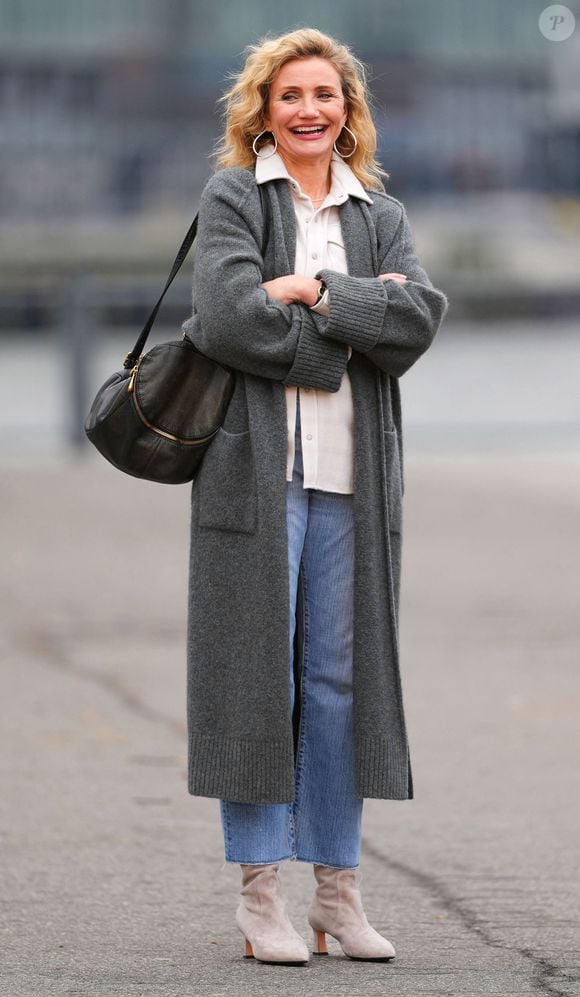 Le pantalon droit allonge la jambe et la coupe évasée apporte un volume flatteur en bas. Selon l'experte, le "évasé" est magique car il équilibre toutes les morphologies.

Cameron Diaz est vue sur le tournage d'un film encore sans titre le 19 mars 2026 à Manhattan, New York.

©BestImage