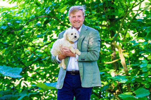 Le roi Willem-Alexander, la reine Maxima, la princesse Amalia, la princesse Alexia, la princesse Ariane et leur chien Mambo posent lors de la séance photo annuelle d'été au palais Huis Ten Bosch à La Haye. Photo by Backgrid USA / Bestimage