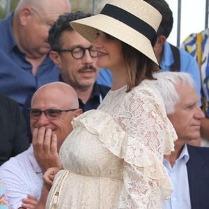 Semi-exclusif - Kym Thiriot enceinte - Michel Sardou rend hommage à son père en famille lors du premier trophée de pétanque "Fernand Sardou" à Bormes-les-Mimosas le 29 mai 2026. Le célèbre chanteur est venu en famille avec sa femme, son fils Romain avec son fils de deux ans et demi et de sa compagne enceinte de son deuxième enfant.
La première édition du Trophée Fernand Sardou est organisée du 29 au 31 mai au coeur du village de Bormes les Mimosas. Une initiative portée par Michel et son fils Romain, pour rendre hommage à leur illustre parent Fernand Sardou au travers d'un tournoi de pétanque.
En lien avec la municipalité et l'Amicale Bouliste Borméenne (ABB), un premier Trophée Fernand Sardou sera organisé avec deux grands temps forts : Le vendredi, dès 18h, un tournoi d'exhibition sera proposé et verra s'affronter 16 triplettes. Puis un concours fédéral à pétanque sera organisé le weekend et ouvert à tous les amateurs. 128 équipes seront réparties sur les sites les plus emblématiques du village, à savoir au boulodrome de la place Saint-François, mais aussi au parc Cigalou, sur le site du château et à l'ancien stade. © Franz Chavaroche/Bestimage