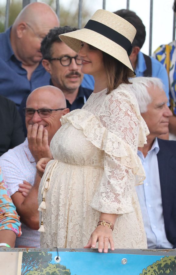 Semi-exclusif - Kym Thiriot enceinte - Michel Sardou rend hommage à son père en famille lors du premier trophée de pétanque "Fernand Sardou" à Bormes-les-Mimosas le 29 mai 2026. Le célèbre chanteur est venu en famille avec sa femme, son fils Romain avec son fils de deux ans et demi et de sa compagne enceinte de son deuxième enfant.
La première édition du Trophée Fernand Sardou est organisée du 29 au 31 mai au coeur du village de Bormes les Mimosas. Une initiative portée par Michel et son fils Romain, pour rendre hommage à leur illustre parent Fernand Sardou au travers d'un tournoi de pétanque.
En lien avec la municipalité et l'Amicale Bouliste Borméenne (ABB), un premier Trophée Fernand Sardou sera organisé avec deux grands temps forts : Le vendredi, dès 18h, un tournoi d'exhibition sera proposé et verra s'affronter 16 triplettes. Puis un concours fédéral à pétanque sera organisé le weekend et ouvert à tous les amateurs. 128 équipes seront réparties sur les sites les plus emblématiques du village, à savoir au boulodrome de la place Saint-François, mais aussi au parc Cigalou, sur le site du château et à l'ancien stade. © Franz Chavaroche/Bestimage