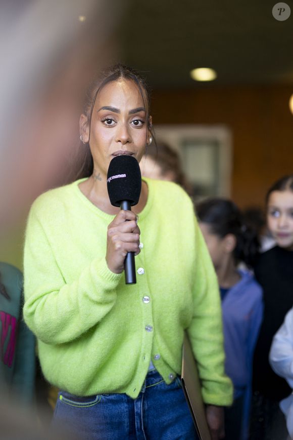 La chanteuse française Amel Bent lors de la lecture de la dictée ELA, avec le texte "L'oubliée" écrit spécialement par Valérie Perrin pour la 22ème édition de la campagne "Mets tes baskets et bats la maladie" en soutien à l'Association Européenne de Leucodystrophie (ELA) à l'école de Bougival, France, le 14 octobre 2025. © Pierre Perusseau/Bestimage