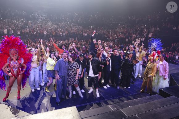 Alizée Lyonnet et les artistes lors de la tournée des années 2000 "I Gotta Feeling" au Dôme de Paris.

© Jack Tribeca / Bestimage