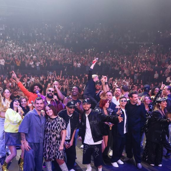 Alizée Lyonnet et les artistes lors de la tournée des années 2000 "I Gotta Feeling" au Dôme de Paris.

© Jack Tribeca / Bestimage