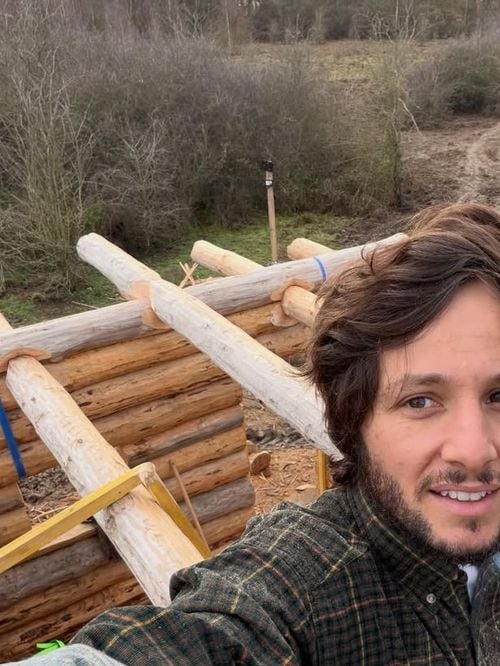 Vianney de retour dans sa cabane dans les bois qu’il a lui-même construite : un hôte particulier y a passé la nuit
