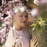 Line Renaud vit depuis 77 ans dans une maison unique située près de Paris et en bordure de forêt : ni eau ni électricité, pas même une route pour s'y rendre, elle a tout transformé