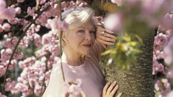 Line Renaud vit depuis 77 ans dans une maison unique située près de Paris et en bordure de forêt : ni eau ni électricité, pas même une route pour s'y rendre, elle a tout transformé