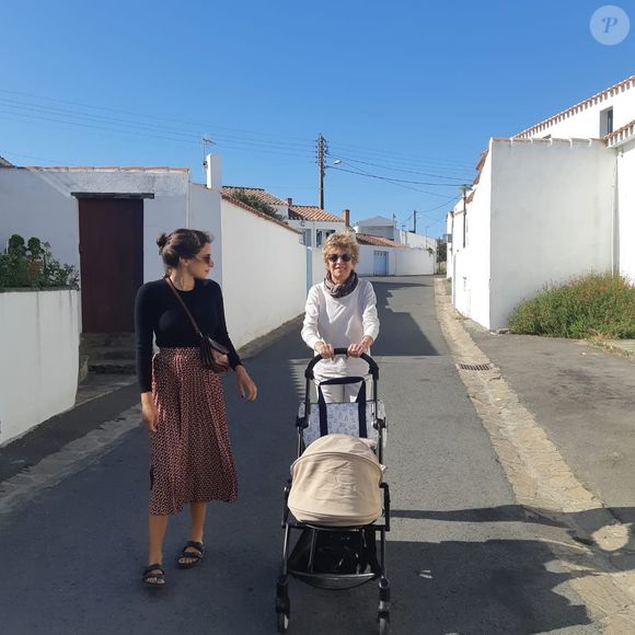 "Hier, ça faisait 1 mois sans toi", a-t-elle d'abord écrit

Catherine Laborde est décédée il y a un mois à l'âge de 73 ans, sa fille Gabriela a publié un message sur Instagram et plusieurs photos de famille.
