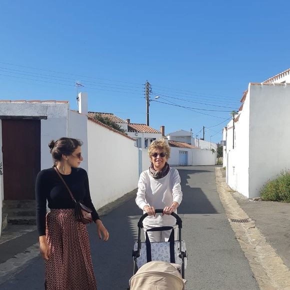 "Hier, ça faisait 1 mois sans toi", a-t-elle d'abord écrit

Catherine Laborde est décédée il y a un mois à l'âge de 73 ans, sa fille Gabriela a publié un message sur Instagram et plusieurs photos de famille.