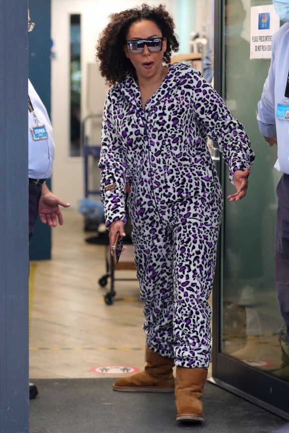 Mel B et son compagnon Rory McPhee quittent les studios de l'émission "Mel B's Packed Lunch" (Channel 4) à Leeds, le 10 septembre 2021.