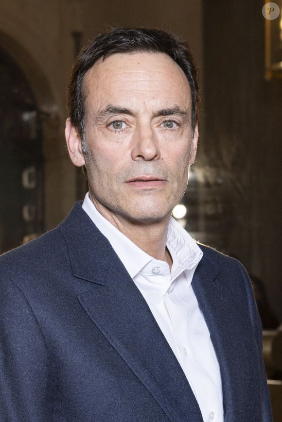Le téléfilm est réalisé par Didier Le Pêcheur, produit par Chabraque Productions, et le tournage se poursuivra jusqu'au 3 avril prochain.

Anthony Delon - Photocall pour les 130 ans de Berluti lors de la fashion week à Paris. © Olivier Borde /Bestimage