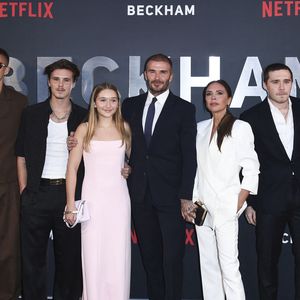 Mia Regan, Romeo Beckham, Cruz Beckham, Harper Beckham, David Beckham, Victoria Beckham, Brooklyn Peltz Beckham und Nicola Peltz Beckham bei der Premiere der Netflix Doku-Serie 'Beckham' im Curzon Mayfair. Londres, 03.10.2023 Action Press / Bestimage