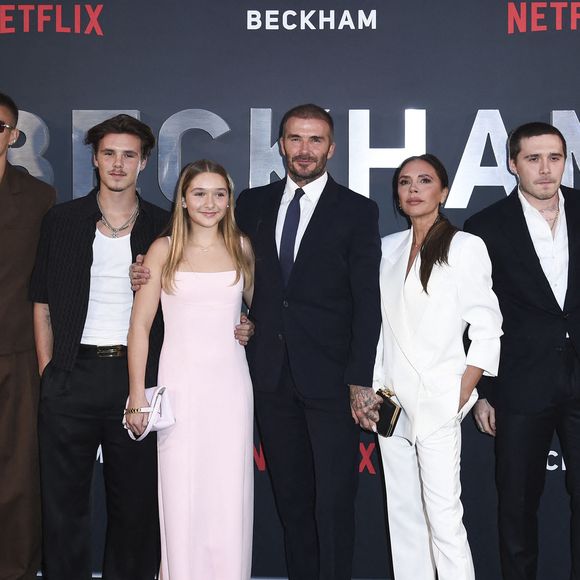 Mia Regan, Romeo Beckham, Cruz Beckham, Harper Beckham, David Beckham, Victoria Beckham, Brooklyn Peltz Beckham und Nicola Peltz Beckham bei der Premiere der Netflix Doku-Serie 'Beckham' im Curzon Mayfair. Londres, 03.10.2023 Action Press / Bestimage