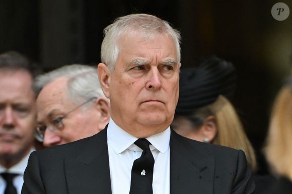 Andrew doit se tenir éloigné au maximum de la famille royale. 

Le prince Andrew, empêtré dans des scandales, renonce à son titre royal et ses honneurs. Photo par Backgrid UK / Bestimage