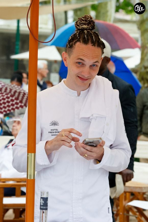 les Chefs à Saint-Tropez fêtent les producteurs 2025 - Les Chefs et les producteurs se retrouvent sur la place des Lices à Saint-Tropez, le 4 mai 2025. Le chef Danny Khezzar.. ©Jean-Marc Lhomer / Bestimage.