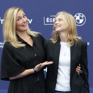 Julie Gayet, Isabelle Carré - Arrivées au cinéma CGR lors de la 18ème édition du Festival du Film Francophone de Angoulême (FFA) le 27 août 2025.
© Coadic Guirec / Bestimage