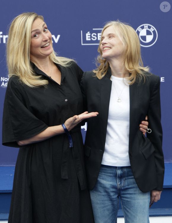 Julie Gayet, Isabelle Carré - Arrivées au cinéma CGR lors de la 18ème édition du Festival du Film Francophone de Angoulême (FFA) le 27 août 2025.
© Coadic Guirec / Bestimage