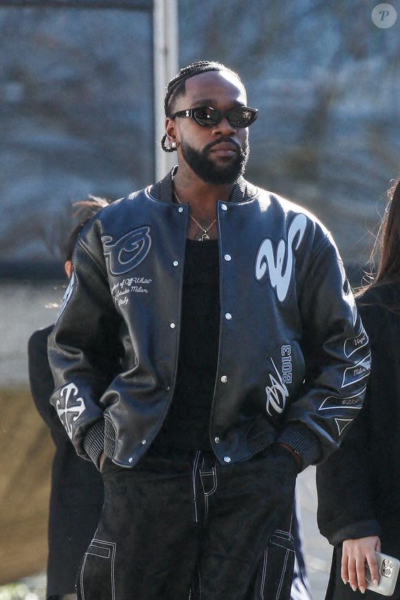 Tayc (Julien Bouadjie Kamgang) aux arrivées au défilé Off-White, au siège du Parti communiste français (PCF), Mode Collection Prêt-à-Porter Automne/Hiver 2025-2026 lors de la Fashion Week de Paris (PFW), à Paris, France, le 6 mars 2025. © Christophe Clovis/Bestimage