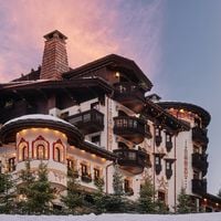 Laeticia Hallyday et Serge Varsano à Courchevel, dans un majestueux "Palais de Neige " : quelles prestations propose leur hôtel et à quels prix ?