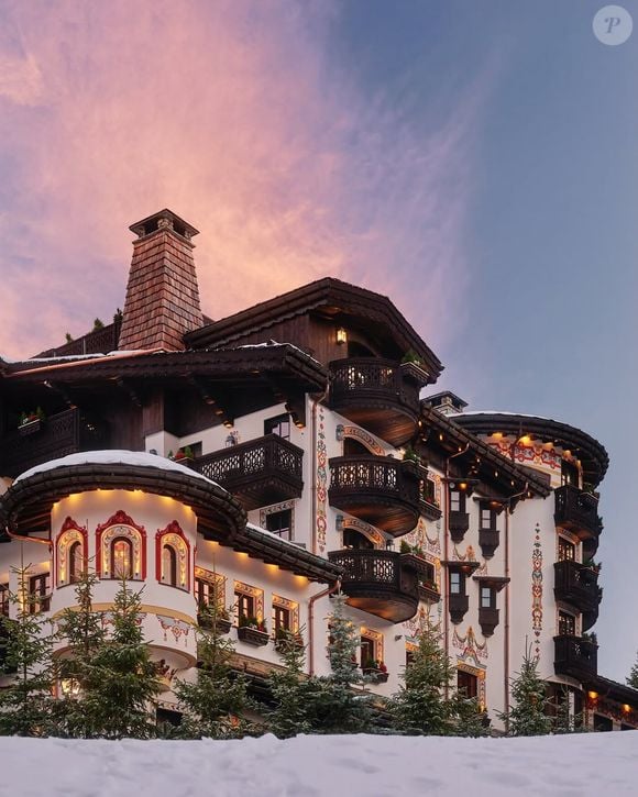 En escapade romantique dans l’un des palaces les plus prestigieux de Courchevel, Laeticia Hallyday et Serge Varsano ont opté pour un établissement aux prestations hors normes.

Photo de l'hôtel Les Airelles à Courchevel