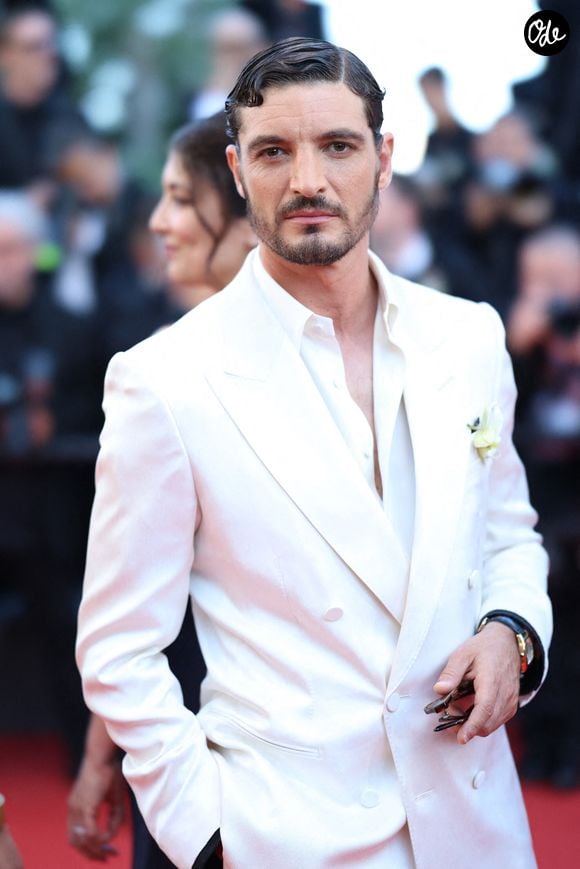 Niels Schneider sur le tapis rouge lors de la projection du film "La Bataille de Gaulle : L'Âge de fer" dans le cadre du 79e Festival de Cannes, au Palais des Festivals, le 20 mai 2026 à Cannes, en France. Photo de Jérôme Domine/Abaca