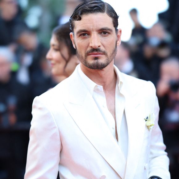 Niels Schneider sur le tapis rouge lors de la projection du film "La Bataille de Gaulle : L'Âge de fer" dans le cadre du 79e Festival de Cannes, au Palais des Festivals, le 20 mai 2026 à Cannes, en France. Photo de Jérôme Domine/Abaca