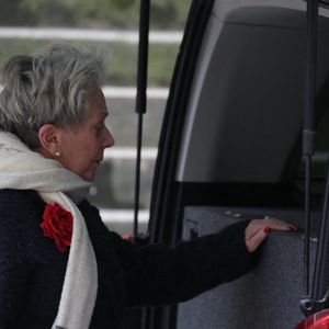 En larmes, elle a déposé sa main sur son cercueil avant que celui-ci ne quitte les lieux.

Françoise Laborde lors de la cérémonie des obsèques de Catherine Laborde à l'église Saint-Roch à Paris, France, le 6 février 2025.
Photo by Nasser Berzane/ABACAPRESS.COM