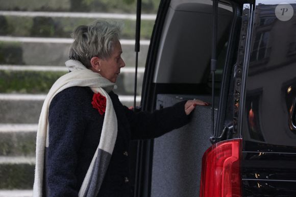 En larmes, elle a déposé sa main sur son cercueil avant que celui-ci ne quitte les lieux.

Françoise Laborde lors de la cérémonie des obsèques de Catherine Laborde à l'église Saint-Roch à Paris, France, le 6 février 2025.
Photo by Nasser Berzane/ABACAPRESS.COM