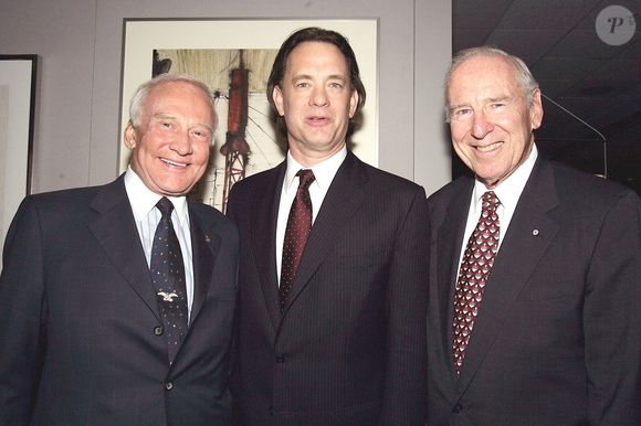 Il est décédé à l’âge de 97 ans, laissant un héritage durable dans l’histoire de l’exploration spatiale.

EXCLUSIF. Buzz Aldrin (Apollo 11), Tom Hanks et Jim Lovell Jr. assistent à la première mondiale du film IMAX 3D "Magnificent desolation : walking on the moon 3D" présenté et narré par Tom Hanks au Smithsonian National Air and Space Museum à Washington, D.C., USA, le 21 septembre 2005. Photo by Dave Allocca/Startraks/ABACAPRESS.COM