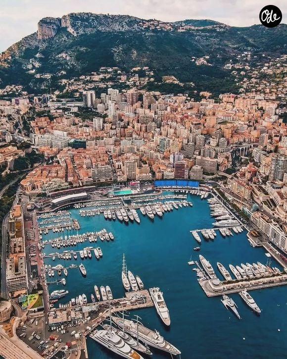 C’est sur le Port Hercule que Charles Leclerc a pu se rendre à la Maison GIGI. Ce restaurant italien propose des saveurs méditerranéennes dans un cadre idyllique, celui du port de plaisance du quartier de La Condamine.

Restaurant Maison GIGI - Monaco - Instagram
