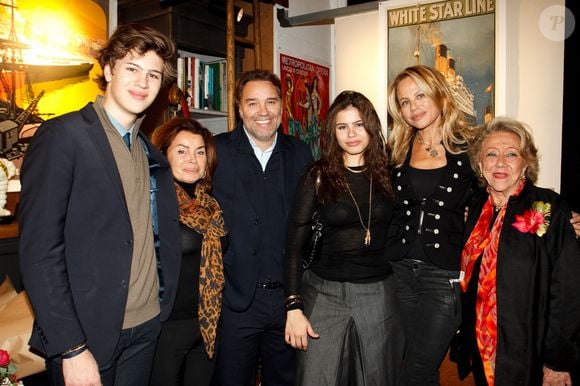 Et de conclure avec franchise sur César et Héléna : "Mais je suis folle de ces deux petits". 

Exclusif - Louis, sa grand-mère Dominique Tapie, Laurent Tapie, sa fille Eva, Marie Griessinger Tapie et sa mère Marie-José Griessinger lors de la dédicace du livre “Tapie comme Bernard” de M.Griessinger à la librairie Elbé à Paris le 10 octobre 2024.

© Philippe Baldini / Bestimage