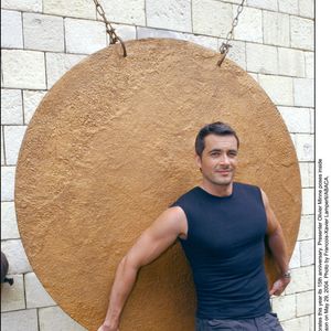 L'émission Fort Boyard fête cette année ses 15 ans. Le présentateur Olivier Minne pose à l'intérieur du fort lors de l'ouverture de la nouvelle saison, le 29 mai 2004. Photo : François-Xavier Lamperti/ABACA.