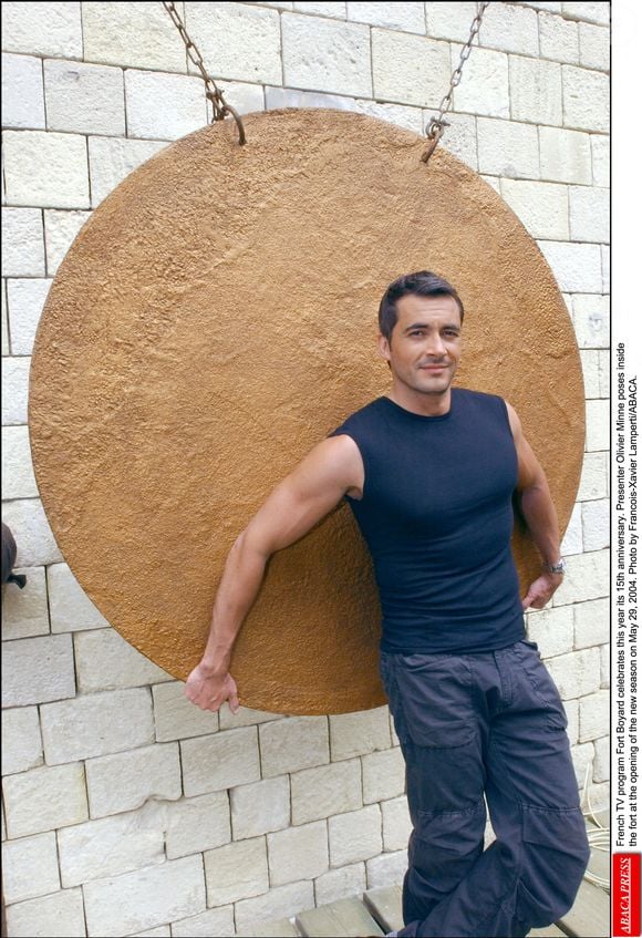 L'émission Fort Boyard fête cette année ses 15 ans. Le présentateur Olivier Minne pose à l'intérieur du fort lors de l'ouverture de la nouvelle saison, le 29 mai 2004. Photo : François-Xavier Lamperti/ABACA.