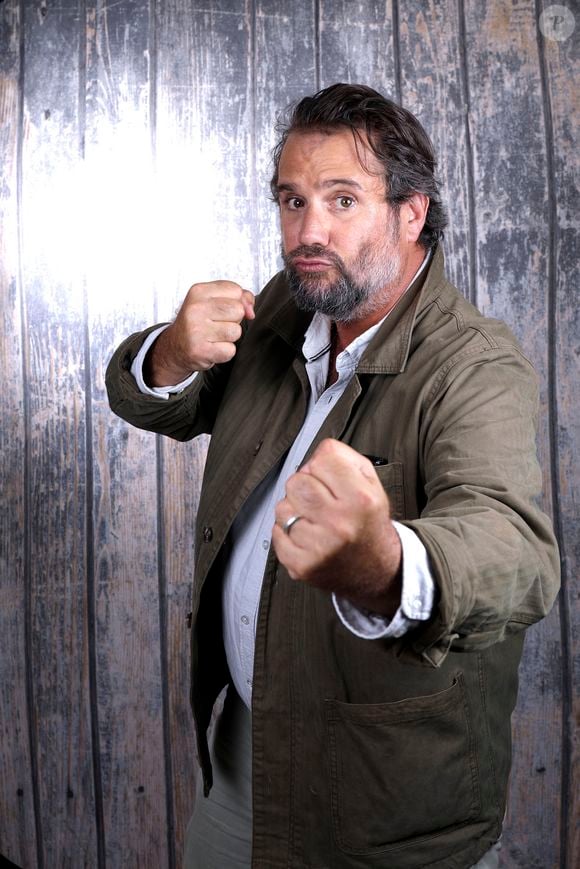 Exclusif - Portrait de l'humoriste Chicandier (Laurent Regairaz ou Jason Chicandier) lors de l'enregistrement de l'émission "Chez Jordan de Luxe" à Paris. Le 26 août 2024
© Cédric Perrin / Bestimage