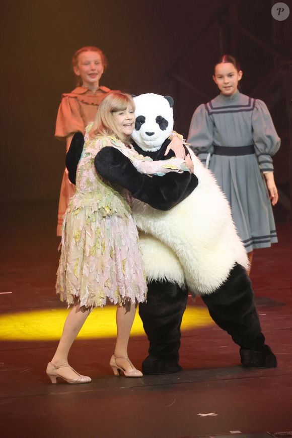 En effet, la tête du costume de Panda qu'elle utilise dans son spectacle a été dérobée

Exclusif - Spectacle de Chantal Goya "50 ans d'amour" au palais des Congrès à Paris le 25 mai 2025.
© Alain Guizard / Bestimage