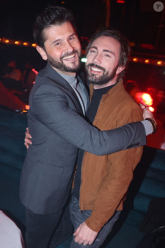 Christophe Beaugrand et son mari Ghislain Gerin assistent au 150ème One Man Show Tombes Du Ciel de Jeanfi Janssens à la Comédie des Champs-Elysées à Paris, France, le 13 février 2025. Photo par Jerome Dominé/ABACAPRESS.COM