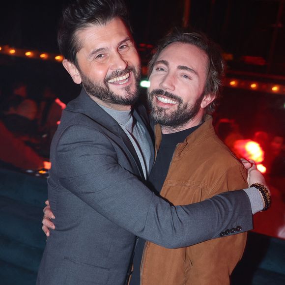 Christophe Beaugrand et son mari Ghislain Gerin assistent au 150ème One Man Show Tombes Du Ciel de Jeanfi Janssens à la Comédie des Champs-Elysées à Paris, France, le 13 février 2025. Photo par Jerome Dominé/ABACAPRESS.COM