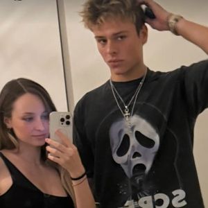 "Joyeux anniversaire mon frère. Je t'aime", a-t-elle sobrement écrit au travers de son clavier. Dommage pour les plus curieux, l'artiste n'a - cette fois-ci pas partagé d'images de son nourrisson... 

Emma Smet immortalisée sur Instagram  aux côtés de son demi-frère Cameron - ce mardi 7 octobre 2025.