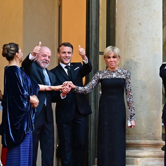 Le président du Brésil Luiz Inácio Lula da Silva, Rosângela da Silva, la première dame du Brésil, le président Emmanuel Macron et sa femme Brigitte Macron - Arrivées des personnalités au dîner d’État en l’honneur du président brésilien et de sa femme au palais présidentiel de l’Élysée à Paris le 5 juin 2025.

© Christian Liewig / Bestimage