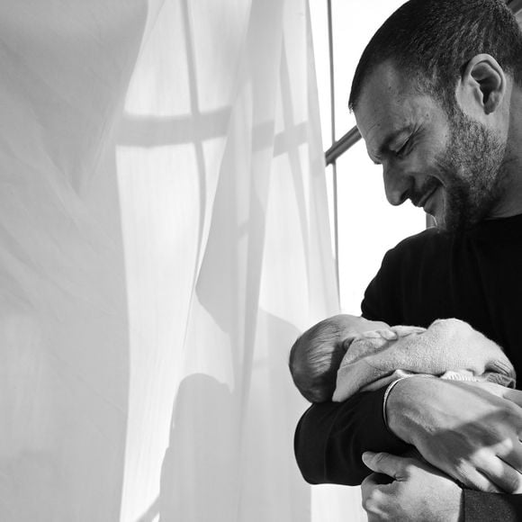 Amir pose avec son troisième enfant, un petit garçon prénommé Nuri.