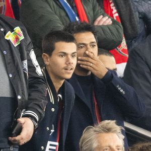 Interrogé sur ses enfants, Léon et Lila, Jamel Debbouze a évoqué avec humour sa lutte contre le temps d’écran.

Jamel Debbouze et son fils Léon Debbouze dans les tribunes lors du match retour de la Ligue Des Champions 2024-2025 (LDC) "PSG - Arsenal" (2-1) au Parc des Princes à Paris le 7 mai 2025.

© Cyril Moreau/Bestimage
