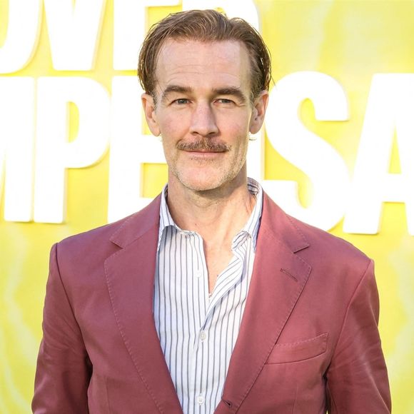 James Van Der Beek profite de la saison des fêtes aux côtés de sa femme, Kimberly. 

Hollywood, CA - Première à Los Angeles de la saison 1 d'Amazon Prime Video 'Overcompensating' au Hollywood Palladium, à Hollywood, Los Angeles, Californie, États-Unis. Photo par Backgrid USA / Bestimage