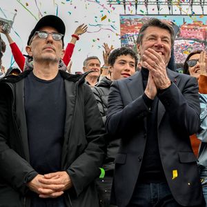 Gad Elmaleh a ouvert le premier corso carnavalesque en journée, en compagnie de Christian Estrosi, le maire de Nice, Laura Tenoudji Estrosi, leur fille Bianca, et Graig Monetti, l'adjoint au maire en charge de l'événementiel, durant la 140eme édition du Carnaval de Nice "Roi des Oceans" à Nice, le 23 février 2025© Bruno Bebert / Bestimage